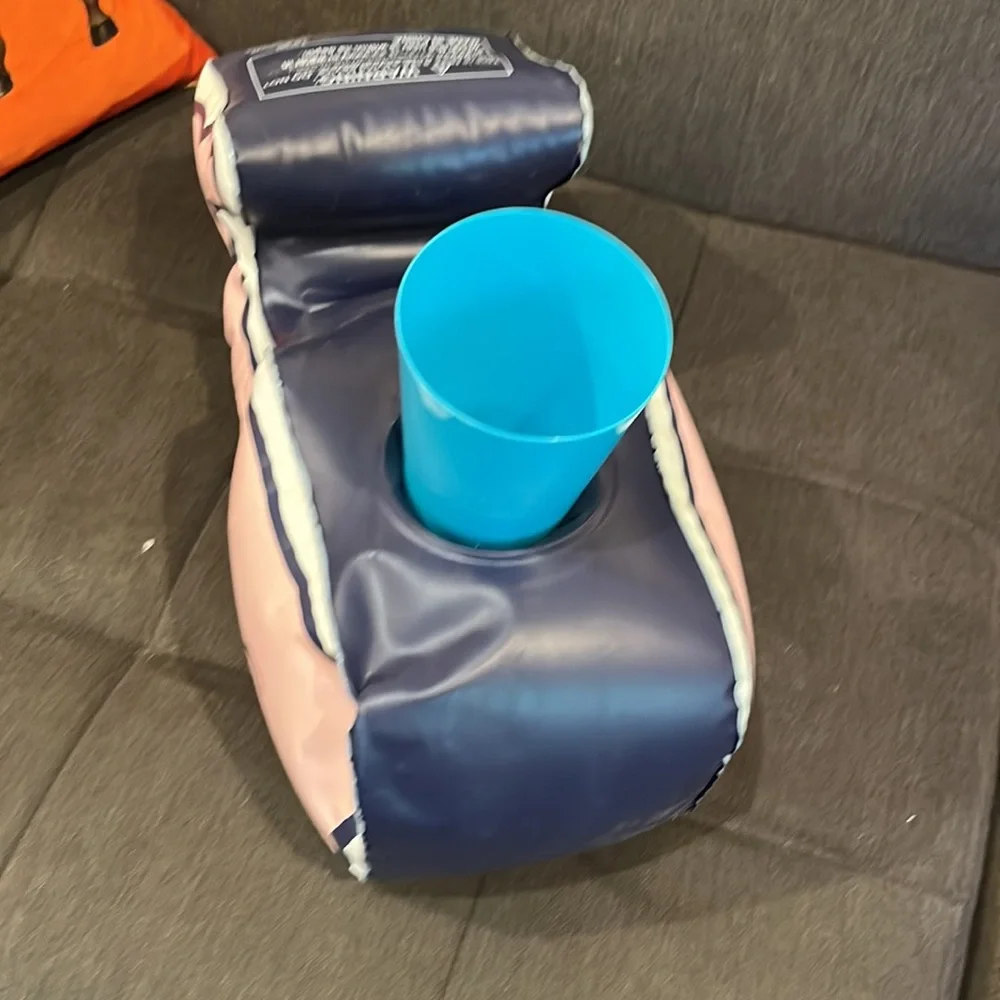 Vineyard vines adorable drink holder! Hold your beer or soda - Picture 6 of 6